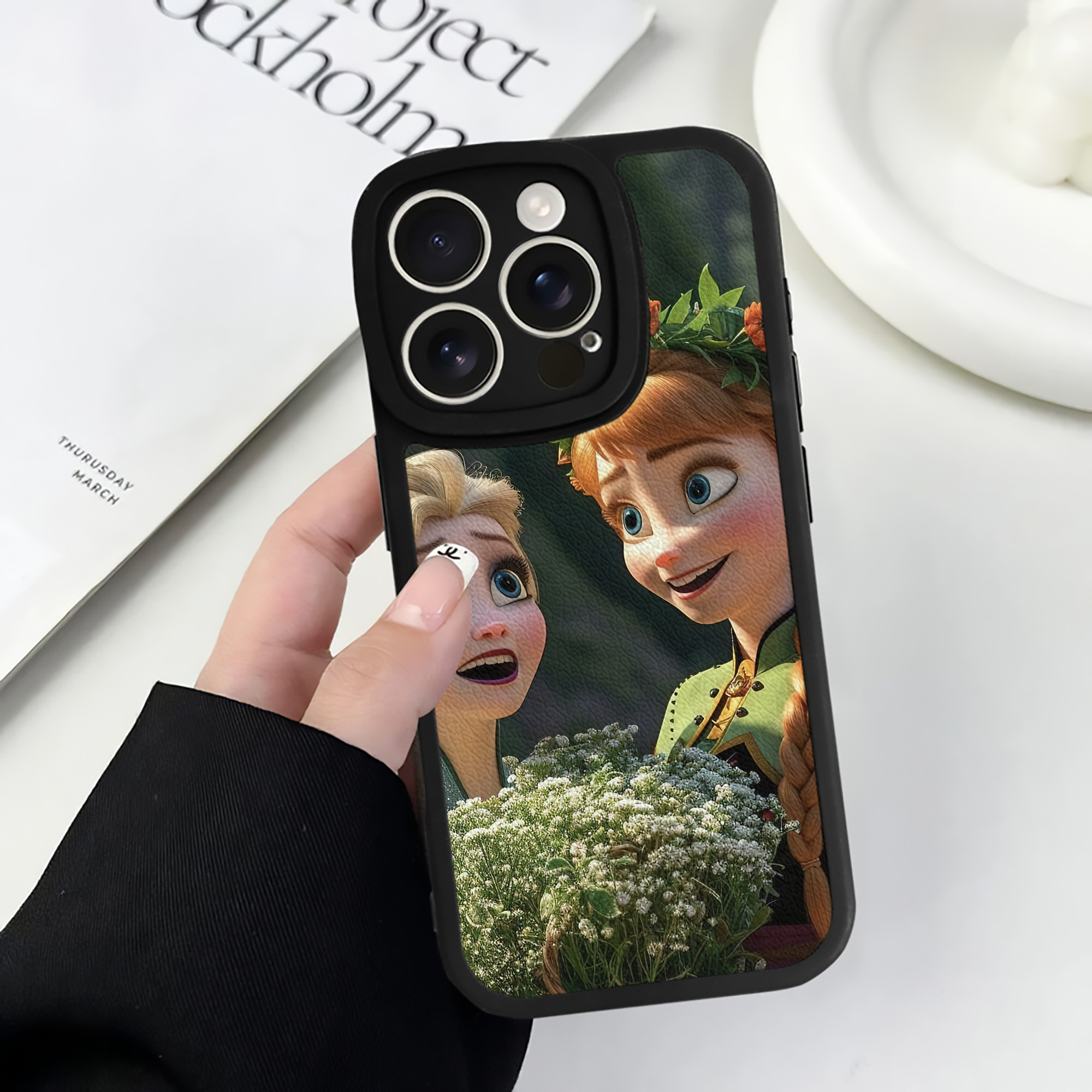 （画像用） アナと雪の女王 アンナ エルサ Frozen Anna Elsa 【iPhone 16シリーズ対応】シリコンスマホケース（レザー調） 材質：シリコン